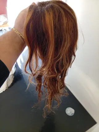 Peluca rizada teñida castaña y rubia de pelo natur