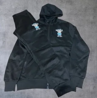 Chándal negro con estampado de oso