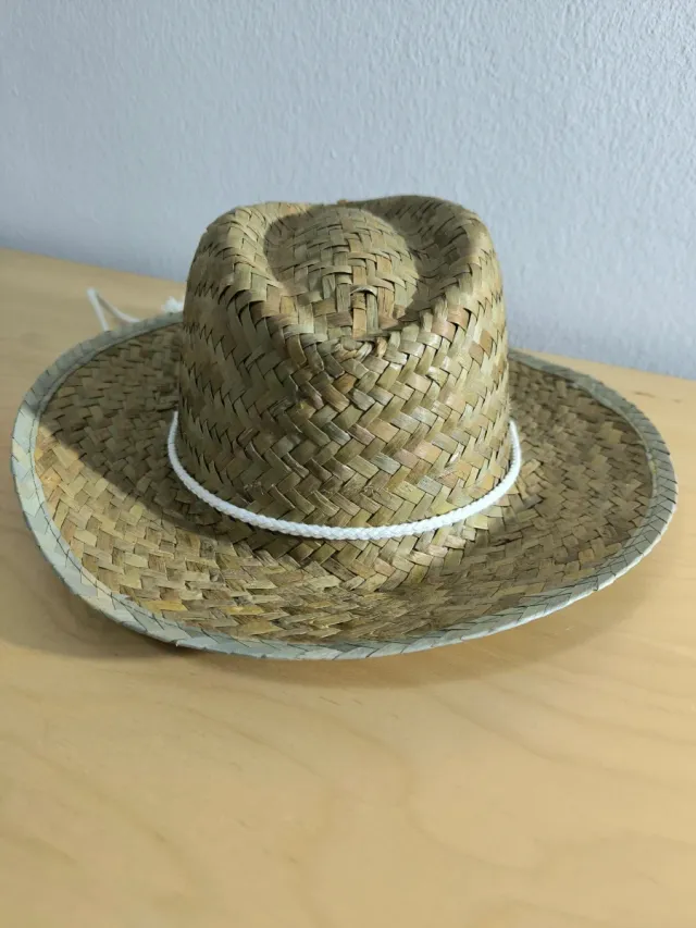 Sombrero de paja tejido
