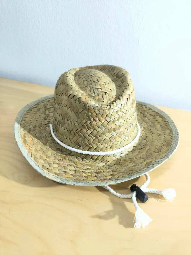 Sombrero de paja tejido