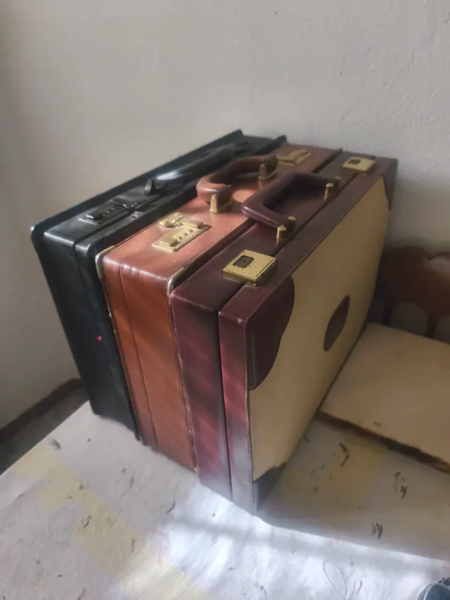 Maletín de piel negro y marrón