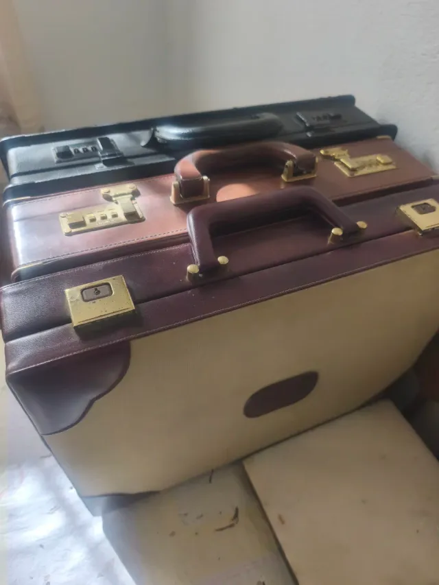 Maletín de piel negro y marrón