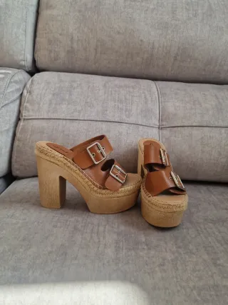 Zapatos de tacón marrón con plataforma