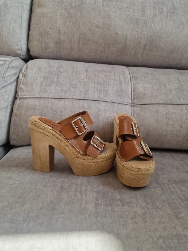Zapatos de tacón marrón con plataforma