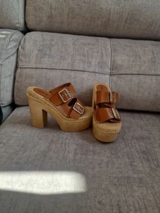 Zapatos de tacón marrón con plataforma