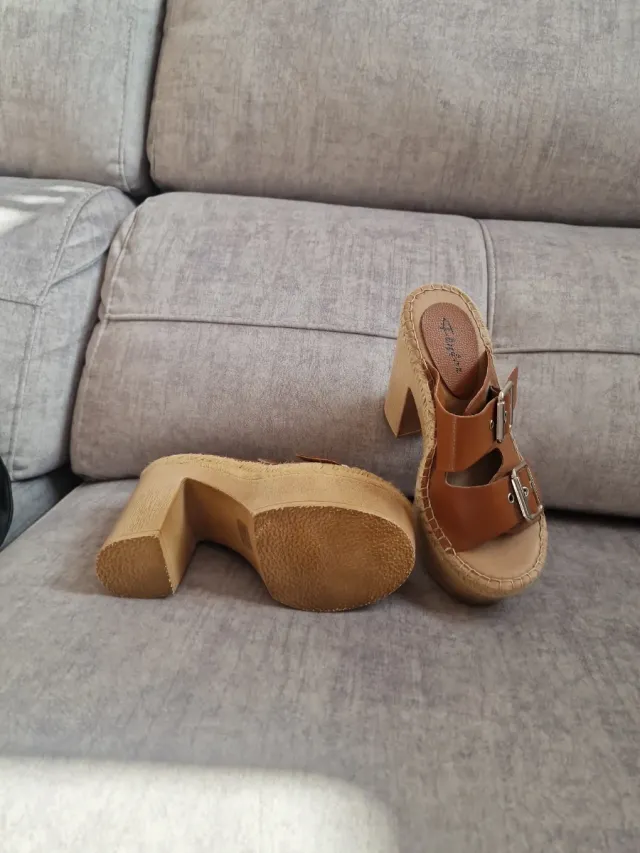 Zapatos de tacón marrón con plataforma