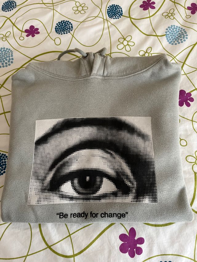 Sudadera Zara con estampado de ojo