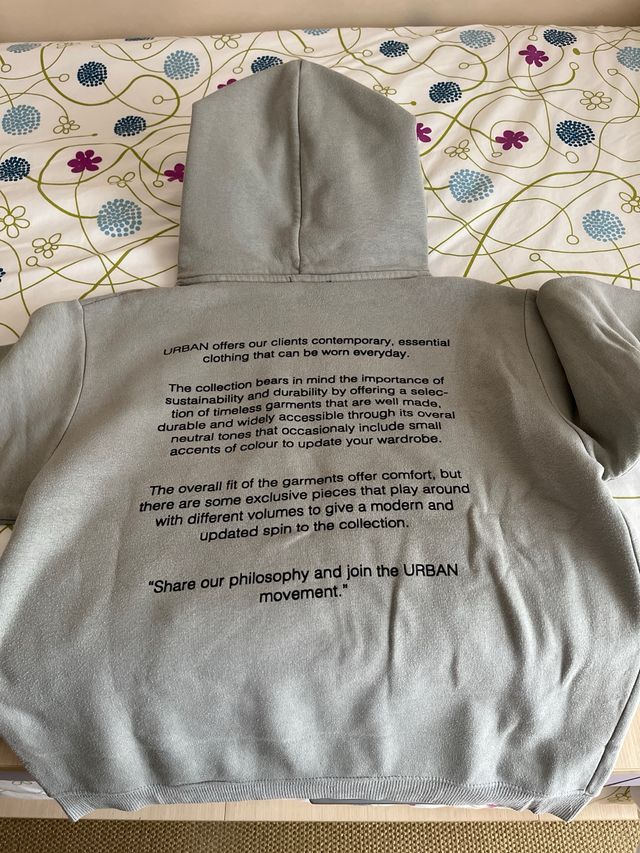 Sudadera Zara con estampado de ojo
