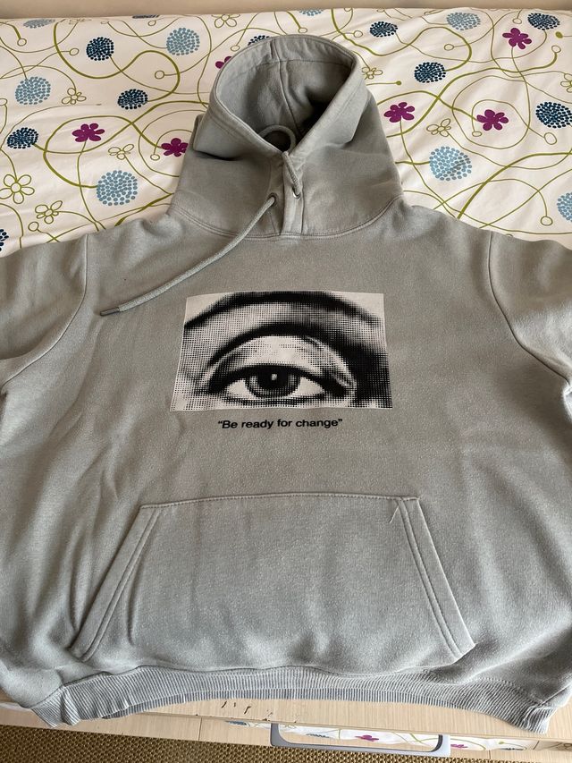 Sudadera Zara con estampado de ojo