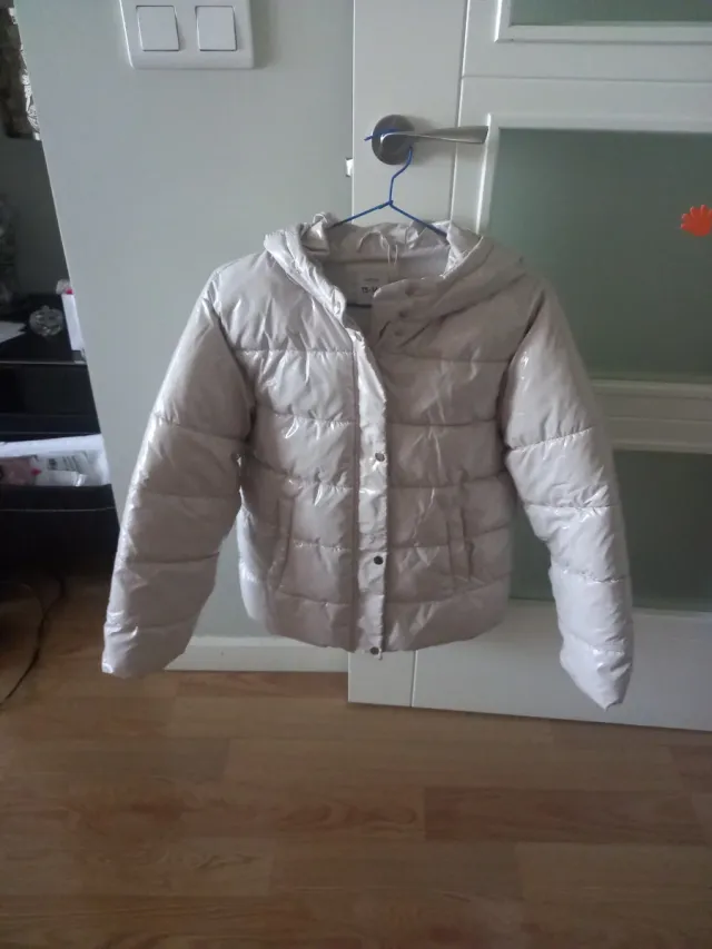 Plumas beige con capucha