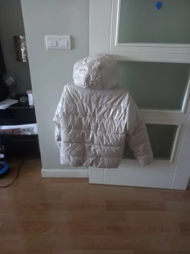 Plumas beige con capucha