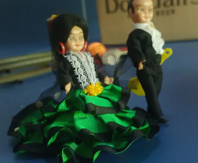 Bella bambola spagnola in costume verde