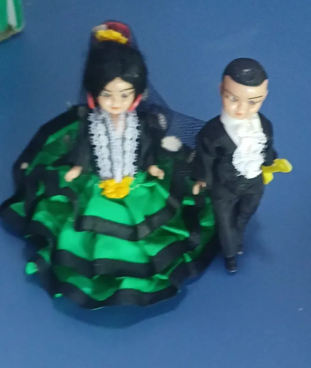 Bella bambola spagnola in costume verde