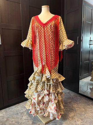 Traje de Flamenca Beige con Lunares y Flecos coral