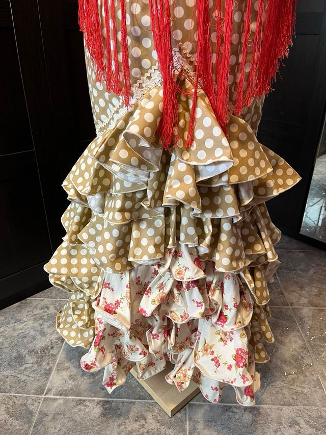 Traje de Flamenca Beige con Lunares y Flecos coral