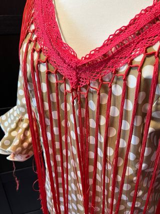 Traje de Flamenca Beige con Lunares y Flecos coral