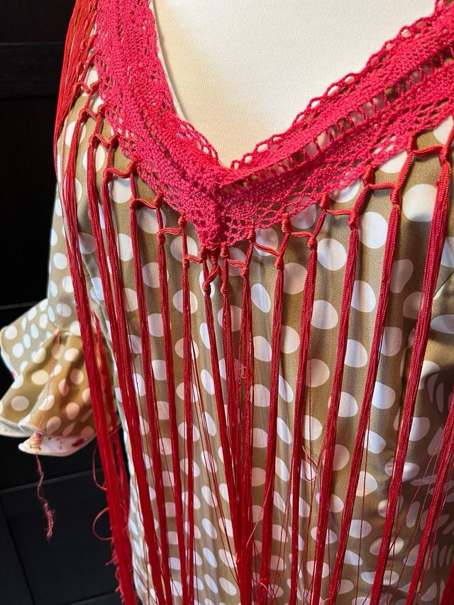 Traje de Flamenca Beige con Lunares y Flecos coral