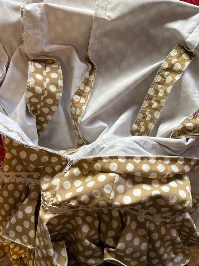 Traje de Flamenca Beige con Lunares y Flecos coral