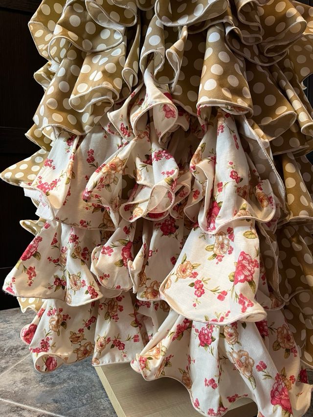 Traje de Flamenca Beige con Lunares y Flecos coral