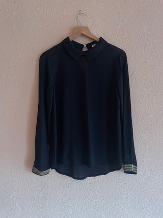 Blusa negra con abalorios