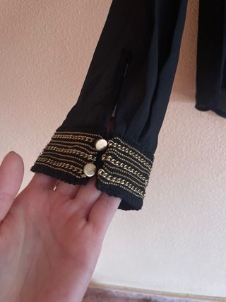Blusa negra con abalorios