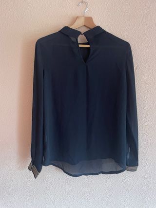 Blusa negra con abalorios