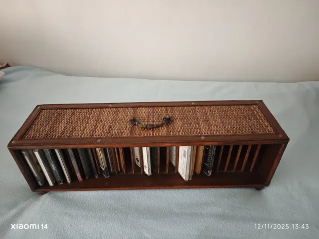 Organizador de CDs/DVDs de madera