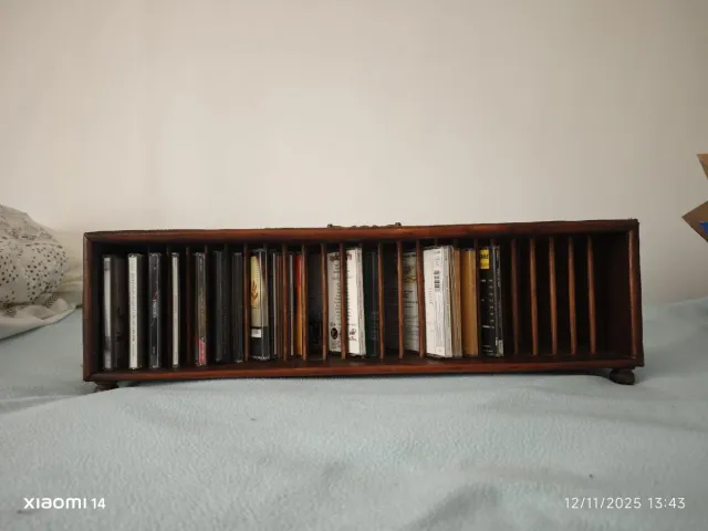 Organizador de CDs/DVDs de madera