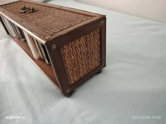 Organizador de CDs/DVDs de madera