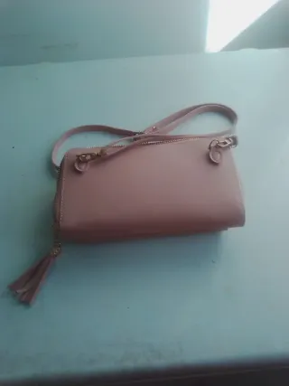 Bolso rosa con cadena y detalle de corazón