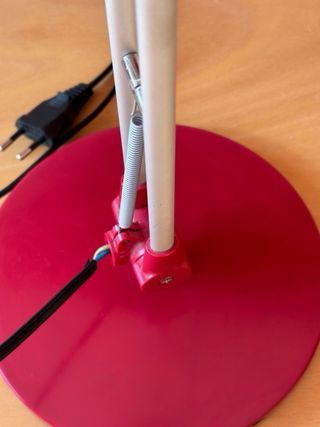 Flexo de escritorio rojo y plateado