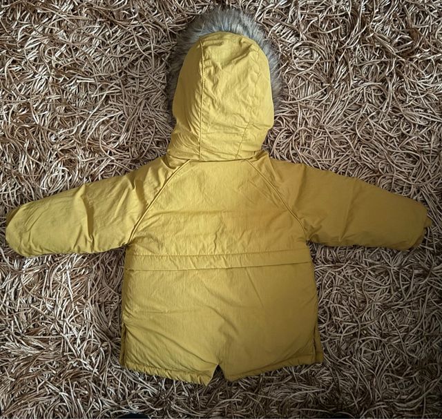 Abrigo Zara 12-18 meses con capucha