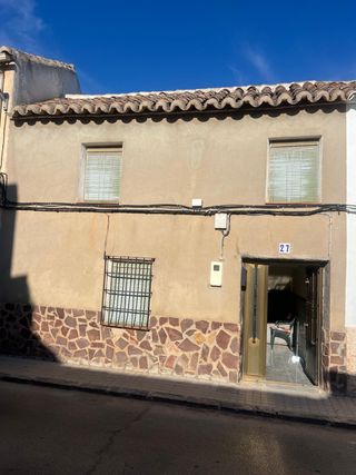 Casa Rural de dos plantas con patio y terreno