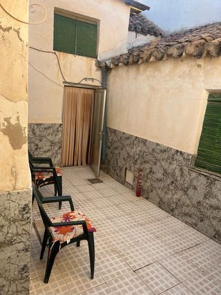 Casa Rural de dos plantas con patio y terreno