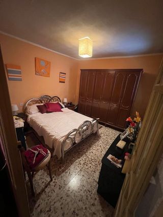 Casa Rural de dos plantas con patio y terreno