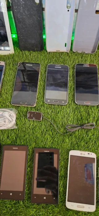 Lote de teléfonos móviles y accesorios