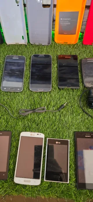 Lote de teléfonos móviles y accesorios