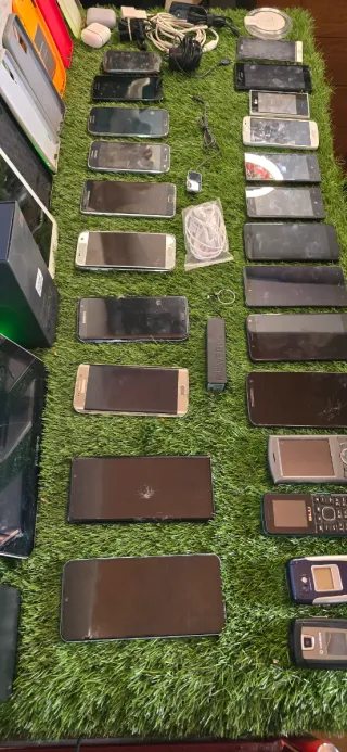 Lote de teléfonos móviles y accesorios