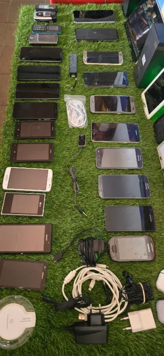 Lote de teléfonos móviles y accesorios