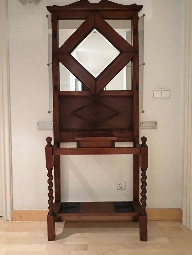 Perchero de madera con espejo