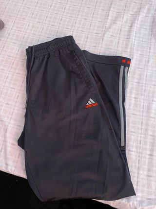 Pantalón de chándal Adidas gris y naranja