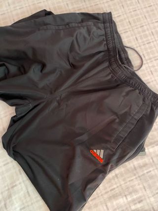 Pantalón de chándal Adidas gris y naranja