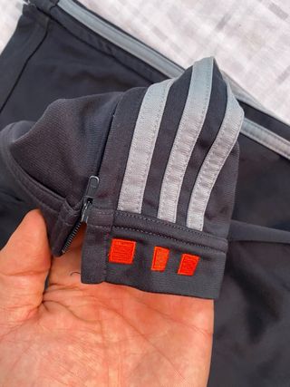 Pantalón de chándal Adidas gris y naranja