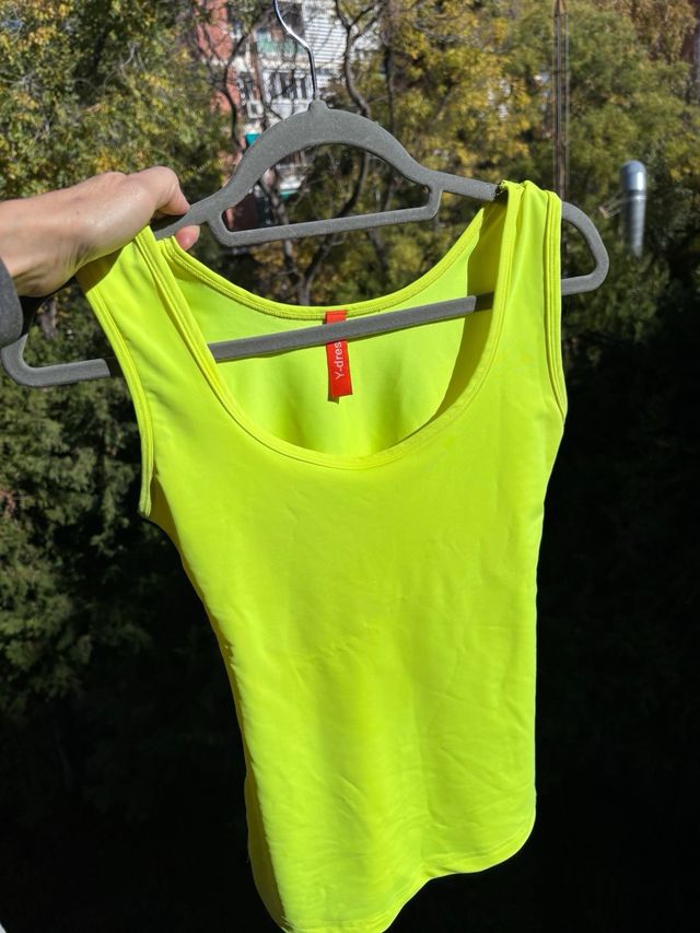Camiseta deportiva Y-dress amarillo flúor