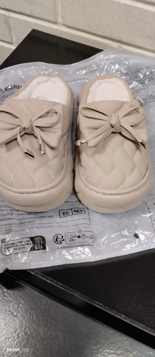 Zapatillas beige con lazo