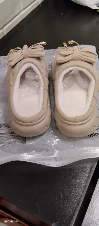 Zapatillas beige con lazo