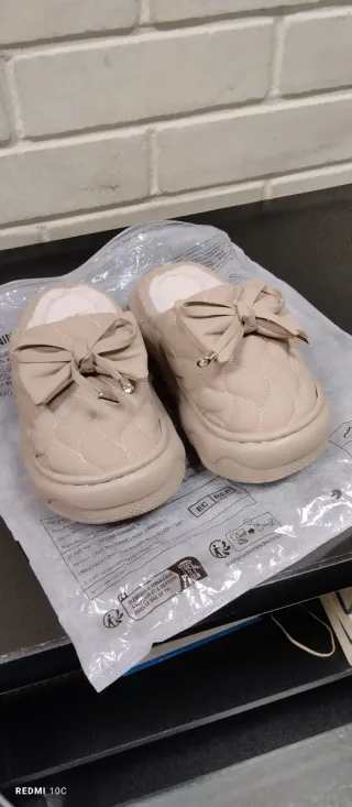 Zapatillas beige con lazo