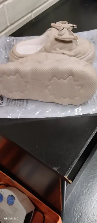 Zapatillas beige con lazo