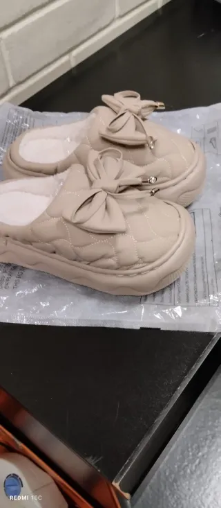 Zapatillas beige con lazo