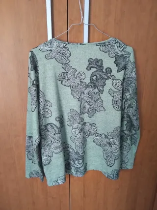 Blusa verde señora con floreado en negro.